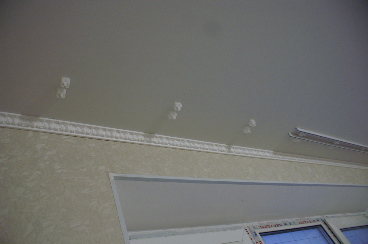 Фото монтаж карниза в натяжной потолок