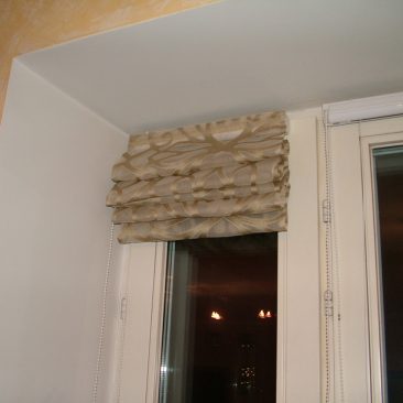 Фото римская штора на створке