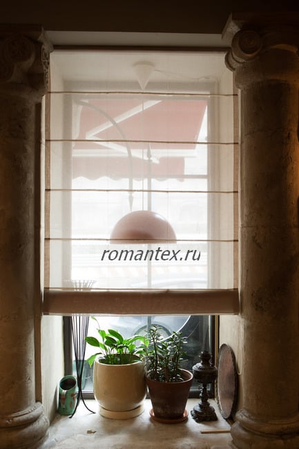 Фото римские шторы в кафе